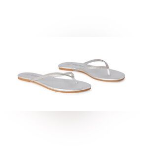 Time and Tru Silver Sandals with Modern Aesthetic